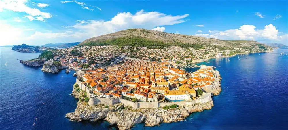 Staré mesto Dubrovník obklopené hradbami a morom